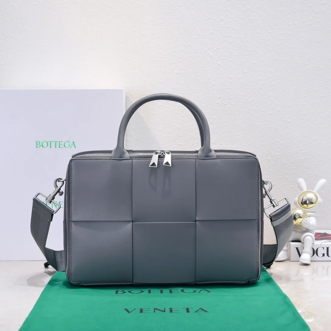 Batch 1880 Bottega Veneta large-lattice men's briefcase. The briefcase is a "value-for-money equipment" that all boys must have as soon as they step out of school. Whether you need to go to the office or go out to discuss business, nothing can better reflect your good taste and financial strength than a simple and elegant briefcase. It can be carried on one shoulder or cross-body to meet your different needs. The capacity is also super 🉑️ Style number: 6801 Size: 36*24*7.5cm